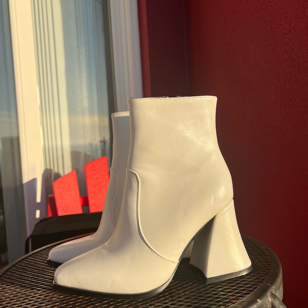 Fun White Heeled boots